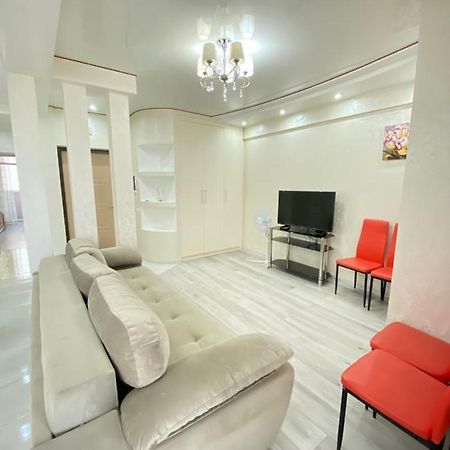 Two Bedroom Large Apartment In Chisinau Luaran gambar